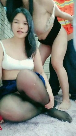 淫荡姐妹街上勾搭环卫工老人给200块带回家操 屡步蹒跚暮年惨遭采精 金枪不倒老汉推车卖力后入撞击 截图4
