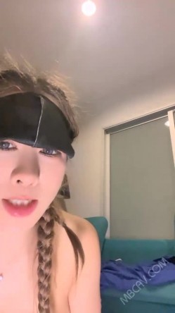 网红健身博主下海,和两个精壮大屌健身猛男3P,双手各握壹根大屌不断吞咽,今晚被艹爽了 截图5