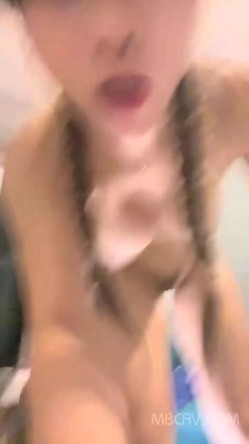 网红健身博主下海,和两个精壮大屌健身猛男3P,双手各握壹根大屌不断吞咽,今晚被艹爽了 截图12