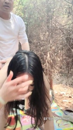 骚妇培训计划把小骚货带到野外小树林扒了猛干，捏着奶子后入不停乱看有没有人，带到车内爆草射她嘴里精液掉奶头上 截图2
