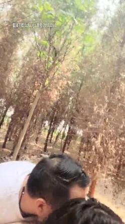 骚妇培训计划把小骚货带到野外小树林扒了猛干，捏着奶子后入不停乱看有没有人，带到车内爆草射她嘴里精液掉奶头上 截图4