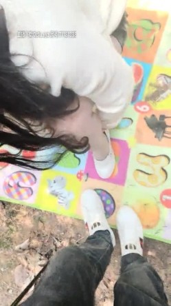 骚妇培训计划把小骚货带到野外小树林扒了猛干，捏着奶子后入不停乱看有没有人，带到车内爆草射她嘴里精液掉奶头上 截图7