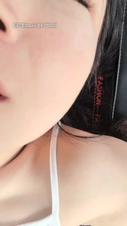 骚妇培训计划把小骚货带到野外小树林扒了猛干，捏着奶子后入不停乱看有没有人，带到车内爆草射她嘴里精液掉奶头上 截图10