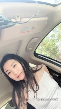 骚妇培训计划把小骚货带到野外小树林扒了猛干，捏着奶子后入不停乱看有没有人，带到车内爆草射她嘴里精液掉奶头上 截图16
