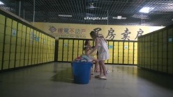 国内【水上乐园】换衣间沐浴区近景偷拍 美女如云淋浴换衣好身材一览无余 截图2
