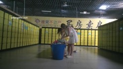 国内【水上乐园】换衣间沐浴区近景偷拍 美女如云淋浴换衣好身材一览无余 截图3