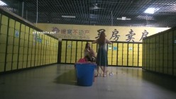 国内【水上乐园】换衣间沐浴区近景偷拍 美女如云淋浴换衣好身材一览无余 截图8