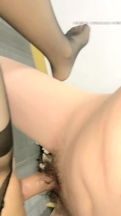 【Avove】系列合集，野战爱好者，带着炮友各地留精，最爱无毛肥逼包臀裙肉丝 截图14