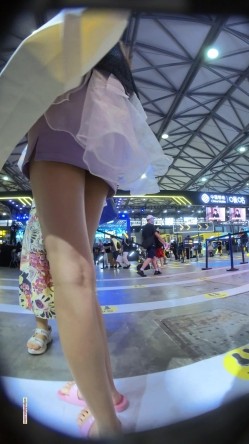 漫展现场大神一路走一路拍抄底多位大长腿美女 截图1