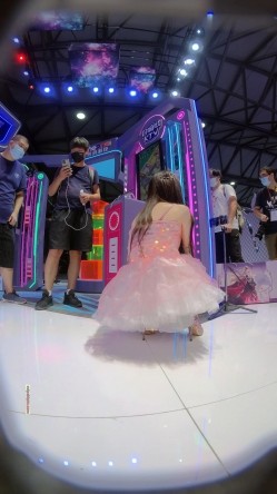 漫展现场大神一路走一路拍抄底多位大长腿美女 截图2