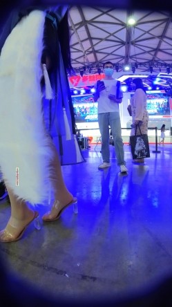 漫展现场大神一路走一路拍抄底多位大长腿美女 截图4