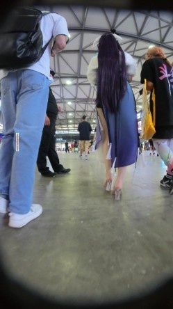 漫展现场大神一路走一路拍抄底多位大长腿美女 截图5