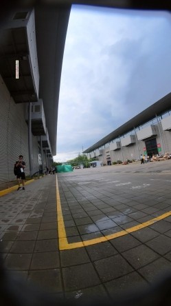 漫展现场大神一路走一路拍抄底多位大长腿美女 截图7