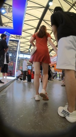 漫展现场大神一路走一路拍抄底多位大长腿美女 截图13