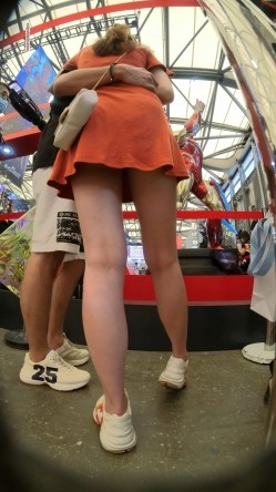 漫展现场大神一路走一路拍抄底多位大长腿美女 截图15