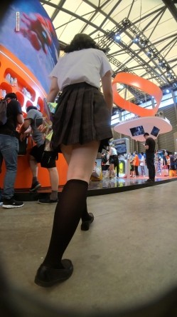 漫展现场大神一路走一路拍抄底多位大长腿美女 截图16