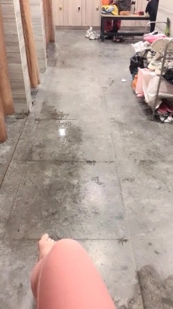 【真的很深】，女更衣室偷拍，紧张刺激，人来人往，自慰抠逼，极品好身材，人工白虎撸管佳作 截图1