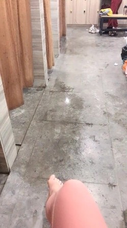 【真的很深】，女更衣室偷拍，紧张刺激，人来人往，自慰抠逼，极品好身材，人工白虎撸管佳作 截图2