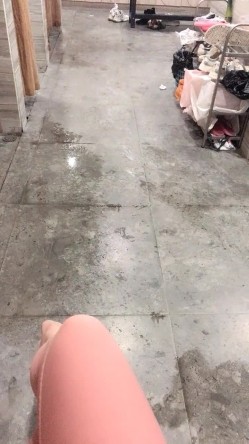 【真的很深】，女更衣室偷拍，紧张刺激，人来人往，自慰抠逼，极品好身材，人工白虎撸管佳作 截图3
