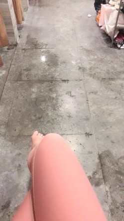 【真的很深】，女更衣室偷拍，紧张刺激，人来人往，自慰抠逼，极品好身材，人工白虎撸管佳作 截图4