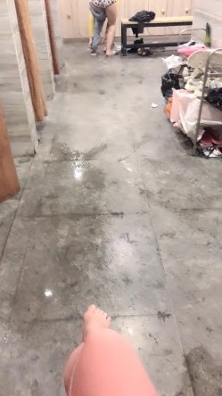 【真的很深】，女更衣室偷拍，紧张刺激，人来人往，自慰抠逼，极品好身材，人工白虎撸管佳作 截图5