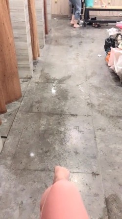 【真的很深】，女更衣室偷拍，紧张刺激，人来人往，自慰抠逼，极品好身材，人工白虎撸管佳作 截图6