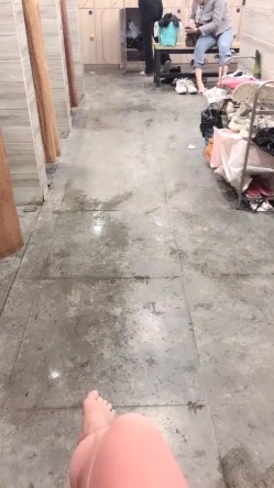 【真的很深】，女更衣室偷拍，紧张刺激，人来人往，自慰抠逼，极品好身材，人工白虎撸管佳作 截图7