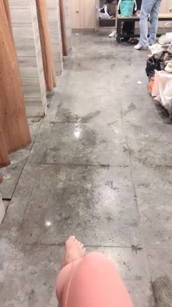 【真的很深】，女更衣室偷拍，紧张刺激，人来人往，自慰抠逼，极品好身材，人工白虎撸管佳作 截图8
