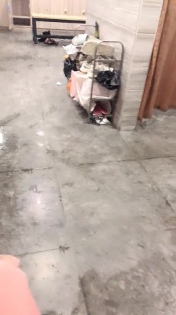 【真的很深】，女更衣室偷拍，紧张刺激，人来人往，自慰抠逼，极品好身材，人工白虎撸管佳作 截图9