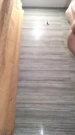 【真的很深】，女更衣室偷拍，紧张刺激，人来人往，自慰抠逼，极品好身材，人工白虎撸管佳作 截图16