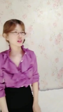 韩老师笑起来甜美紫衣眼镜妹，性感短裙黑丝炮友穿戴假JB操逼，开档黑丝手指扣弄，上位骑乘站立侧入抽插 截图1