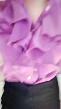 韩老师笑起来甜美紫衣眼镜妹，性感短裙黑丝炮友穿戴假JB操逼，开档黑丝手指扣弄，上位骑乘站立侧入抽插 截图2