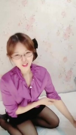 韩老师笑起来甜美紫衣眼镜妹，性感短裙黑丝炮友穿戴假JB操逼，开档黑丝手指扣弄，上位骑乘站立侧入抽插 截图3