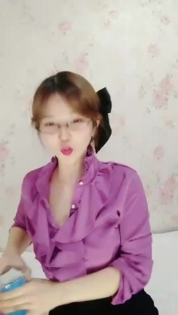 韩老师笑起来甜美紫衣眼镜妹，性感短裙黑丝炮友穿戴假JB操逼，开档黑丝手指扣弄，上位骑乘站立侧入抽插 截图4