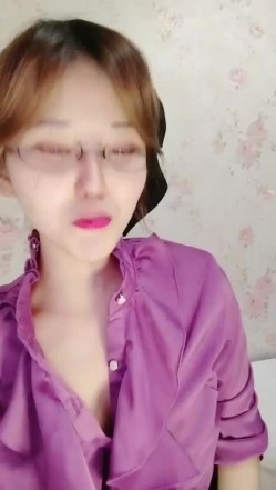 韩老师笑起来甜美紫衣眼镜妹，性感短裙黑丝炮友穿戴假JB操逼，开档黑丝手指扣弄，上位骑乘站立侧入抽插 截图5