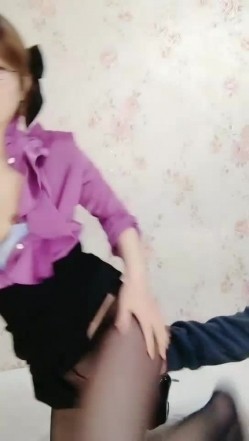 韩老师笑起来甜美紫衣眼镜妹，性感短裙黑丝炮友穿戴假JB操逼，开档黑丝手指扣弄，上位骑乘站立侧入抽插 截图6
