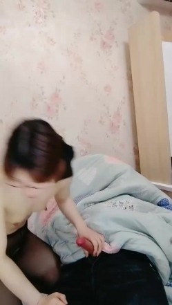 韩老师笑起来甜美紫衣眼镜妹，性感短裙黑丝炮友穿戴假JB操逼，开档黑丝手指扣弄，上位骑乘站立侧入抽插 截图12