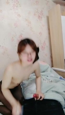 韩老师笑起来甜美紫衣眼镜妹，性感短裙黑丝炮友穿戴假JB操逼，开档黑丝手指扣弄，上位骑乘站立侧入抽插 截图13