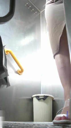 师范学院附近女厕偷拍 学妹尿尿戴帽德斯文眼镜美女 截图8