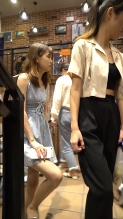 CD偷拍大师YC342 ️黑裙美女逛商场一路跟拍骚丁女选东西的时候还在镜头前弯腰屁股真骚 截图7