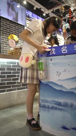 CD偷拍大师YC342 ️黑裙美女逛商场一路跟拍骚丁女选东西的时候还在镜头前弯腰屁股真骚 截图12