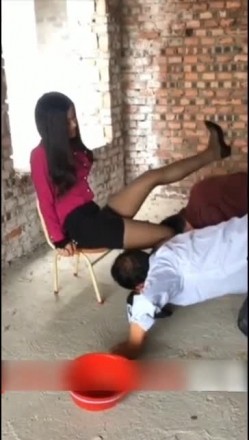 国产剧情演绎 对白超级淫荡的极品黑丝女公关到建筑工地找两位农民工发泄舔脚舔逼喝尿 截图12