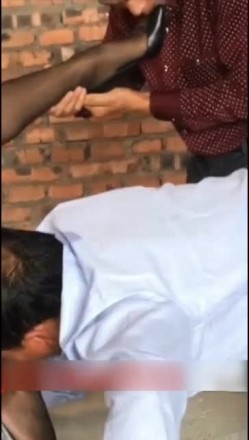 国产剧情演绎 对白超级淫荡的极品黑丝女公关到建筑工地找两位农民工发泄舔脚舔逼喝尿 截图13