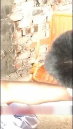 国产剧情演绎 对白超级淫荡的极品黑丝女公关到建筑工地找两位农民工发泄舔脚舔逼喝尿 截图15