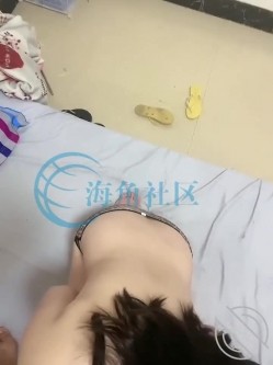 海角侄子爆肏嫂子22.0 精虫上脑 哥哥在家 软磨硬泡嫂子趁洗澡间隙肏穴 再深一点好痒 被肏上瘾了 截图7