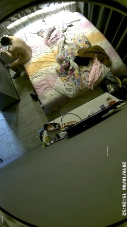 【酒店摄像头】俯视花床，和老婆与小三的完美性爱 截图4