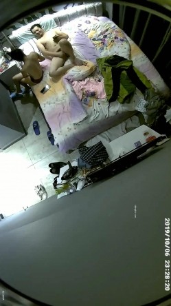 【酒店摄像头】俯视花床，和老婆与小三的完美性爱 截图11