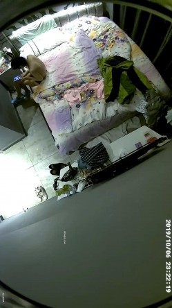 【酒店摄像头】俯视花床，和老婆与小三的完美性爱 截图14
