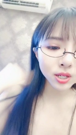绝对精彩！一线天馒头穴美女！带女神闺蜜下海，高颜值顶级美腿，双女互插穴，红色吊带丝袜太过诱人 截图8