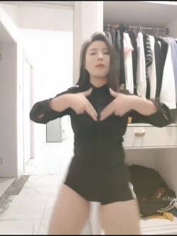 【抖音福利】风骚白皙大奶熟女，【小屁孩】，极品老A8，风情万种，颜值高有韵味，脸穴同框自X特写 截图1